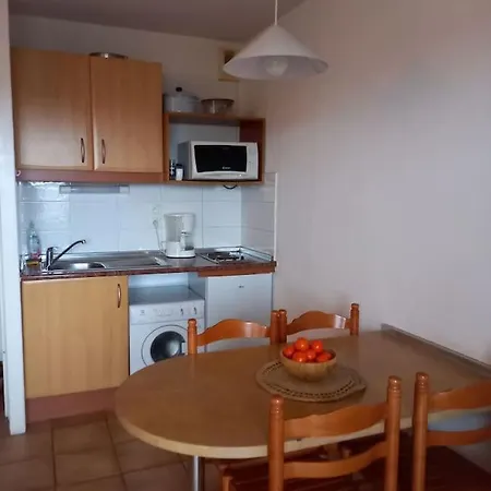 Avec Piscine, 600m Apartment