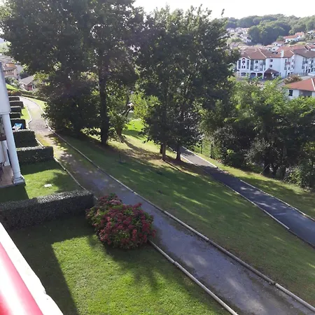 Avec Piscine, 600m Apartment